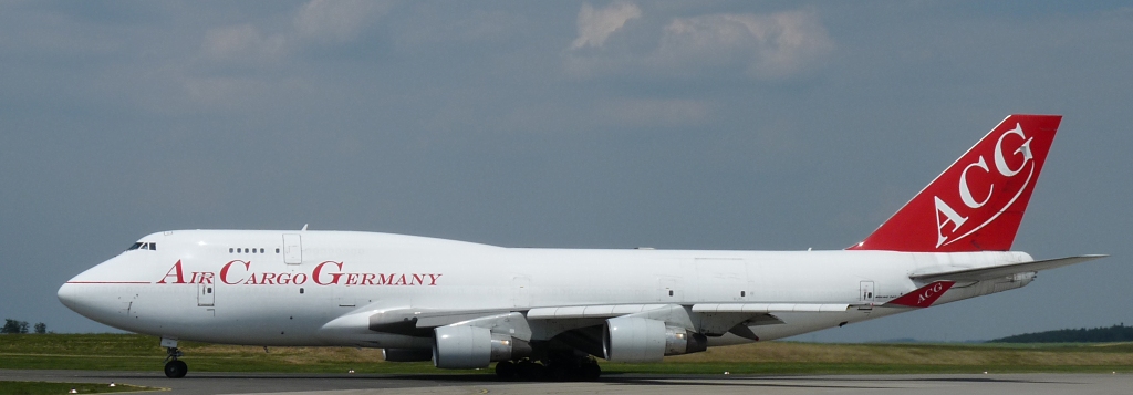 Air Freight Vs. Sea Freight: 4 Factors that will help you choose the right freight service for International Shipping